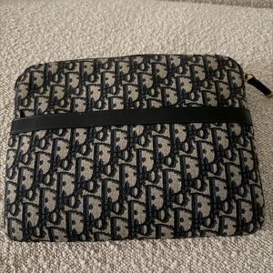 DiorTravel - Travel Kit
Blue Dior Oblique Jacquard